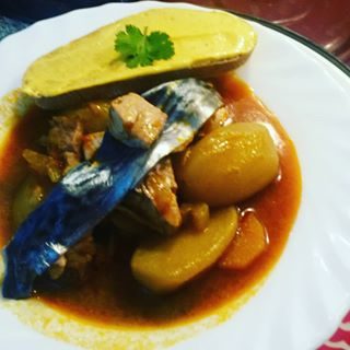 Ingrédients: pommes de terre fermes, oignons, ail, poivrons rouge, pimentón dulce, bonite, persil, fumé de crustacés, huile d'olive, sel, poivre.
Accompagné de rouille maison.