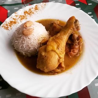 Poulet fermier créole aux amandes torrefiées, curry, lait coco, riz.
