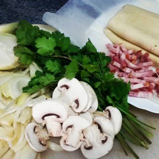 Pâte feuilletée maison, oignons, champignons, lardons, persil.
Pour un bon plat, toujours, une fraîcheur des produits.