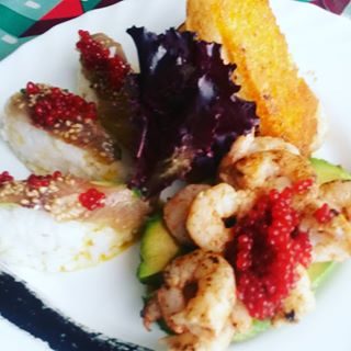 Sushi au thon, avocat,  crevettes al ajillo.
Comme en prestation, selon les arrivages.