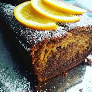 Cake orange, gingembre, farine de caroubier ( substitut du chocolat ).
Comme en prestation.