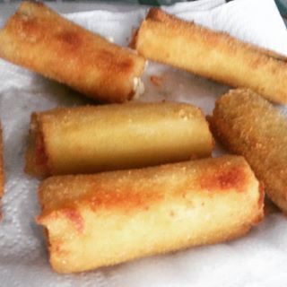 Côtes de blettes farçies au jambon blanc, fromage  de vache fondant,  pannées.