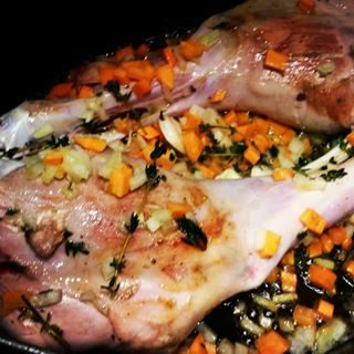 Épaule et gigot d'agneau braisé au romarin au four.
Cuisson 8 heures, basse tension.