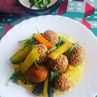 Cous cous végétarien, falafels pannées au sésame..avec une sauce au yaourt, poivre rose.