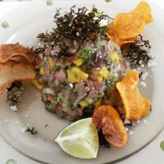 Tartar de bonite, mangue, poivrons rouges, citron vert, wasabi, cebettes...chips de patate douce.